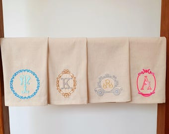 Conjunto de 4 archivos de bordado a máquina con monogramas iniciales y marcos para descargar. Alfabetos personalizables.