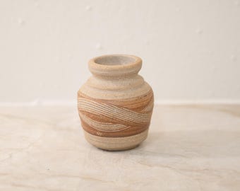Vintage MCM Studio Art Pottery Bud Vase - Sandig strukturiertes Steinzeug