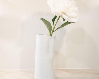 "Handgefertigte minimalistische ""Crinkle"" Keramikvase."