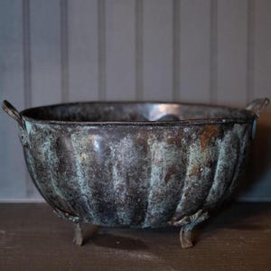 Maceta/almacén antiguo de cobre martillado con base y asas.