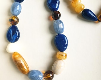 Vintage-style maxi necklaces with irregular multicolored resin beads