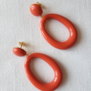 Boucles d'oreilles évidées en résine Rouge corail