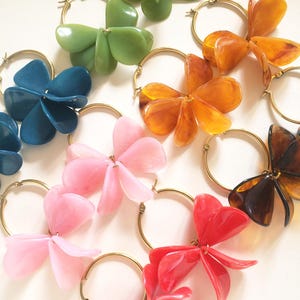 Stainless steel hoop earrings with maxi resin petals