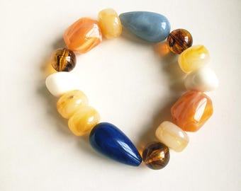 Vintage-style multicolored irregular beaded resin bracelet