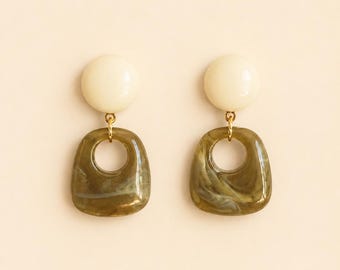 Vintage-style mini trapeze earrings in resin