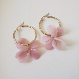 Hoop earrings in stainless steel and marbled resin petals rose