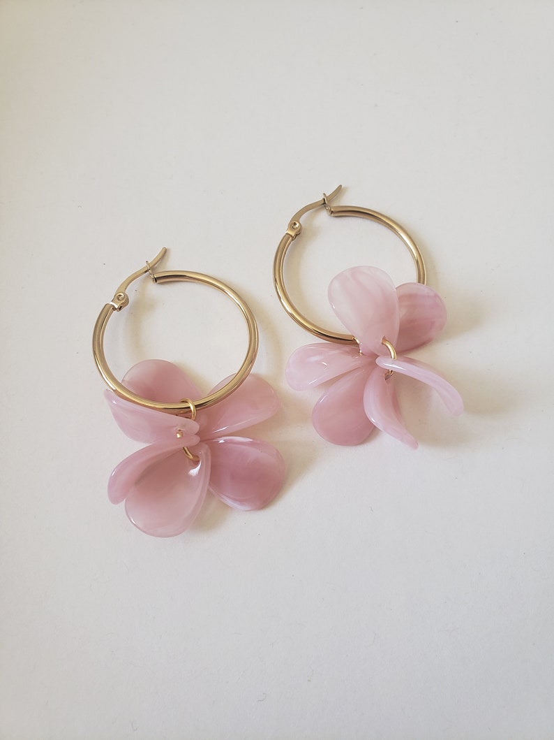 Hoop earrings in stainless steel and marbled resin petals rose