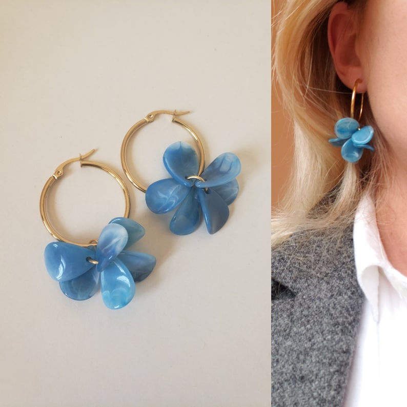 Hoop earrings in stainless steel and marbled resin petals bleu