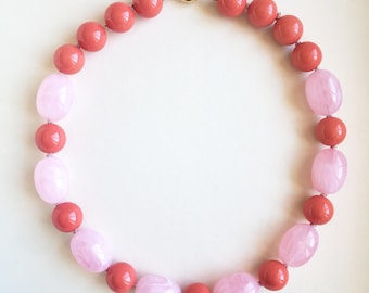 Vintage-style maxi necklaces with round and oval resin beads in a unique style