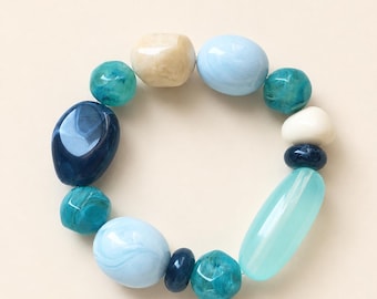 Vintage-style multicolored irregular beaded resin bracelet