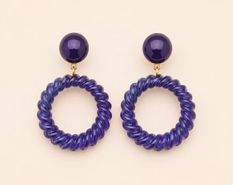 Vintage-style mini twisted hoop earrings in resin