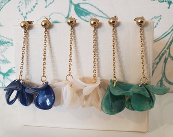 Dangling earrings in stainless steel and marbled resin petals