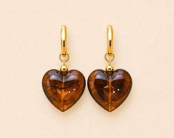 Heart-shaped resin earrings mounted on hammered hoops