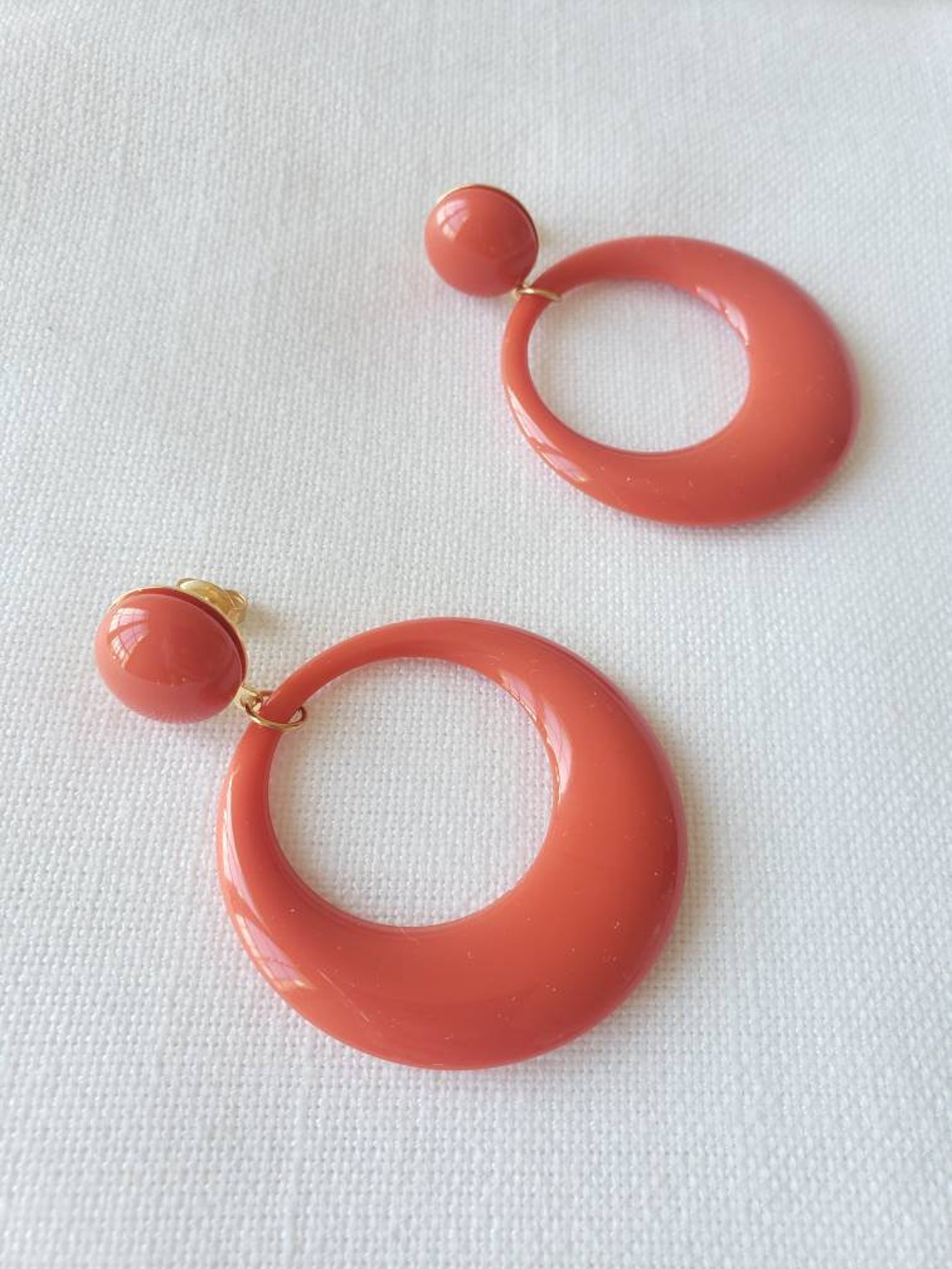 Boucles D'oreilles Anneaux Pleins En Résine Avec Relief Doré - Sans Nickel, Neuves Avec étiquettes