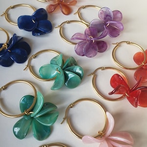 Stainless steel hoop earrings with small marbled resin petals