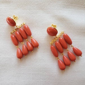 Boucles d'oreilles pendantes multirang perles résine Rouge corail