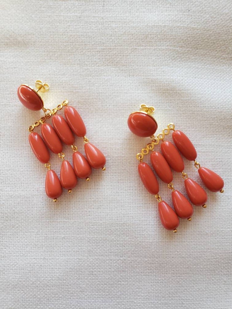 Boucles d'oreilles pendantes multirang perles résine Rouge corail