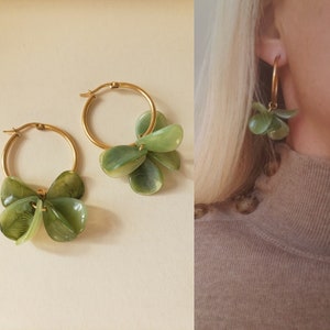 Pendientes de aro en acero y pétalos de resina jaspeados olive marbré