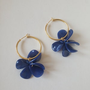 Hoop earrings in stainless steel and marbled resin petals Bleu foncé