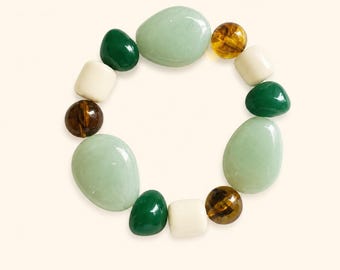 Vintage-style multicolored irregular beaded resin bracelet