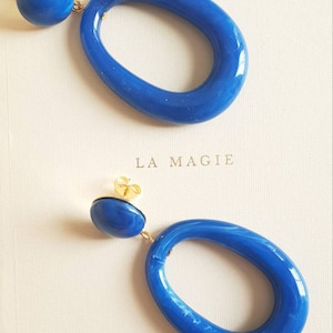 Hollow out resin earrings Bleu royal