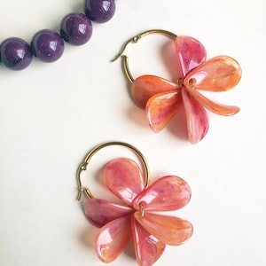 Stainless steel hoop earrings with marbled resin petals