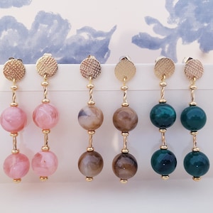 Trío de pendientes colgantes de resina, perlas y oro.