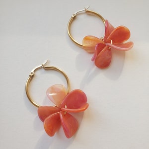 Hoop earrings in stainless steel and marbled resin petals abricot fuschia