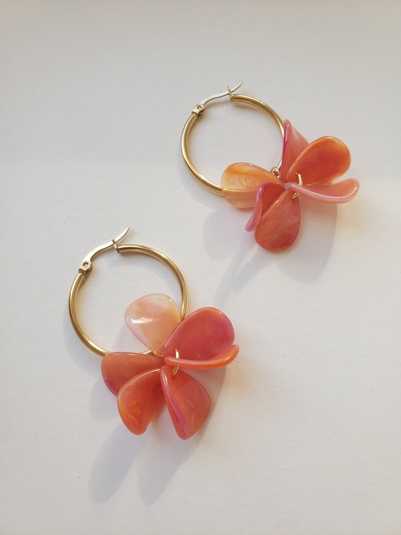 Hoop earrings in stainless steel and marbled resin petals abricot fuschia