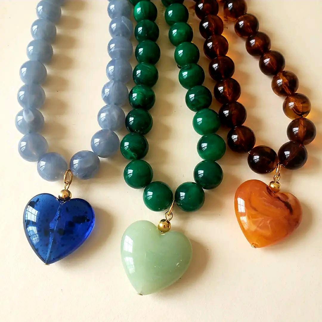 Collar de cuentas de resina jaspeada y colgante de resina con