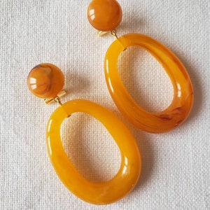 Hollow out resin earrings Abricot marbré