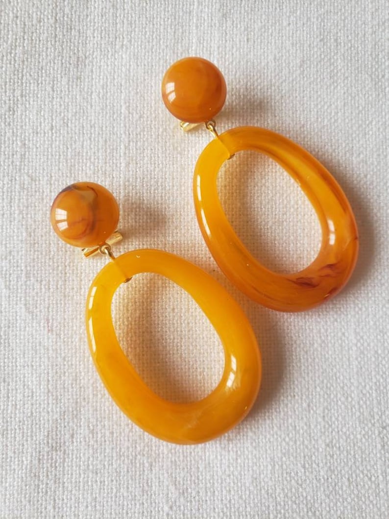 Hollow out resin earrings Abricot marbré