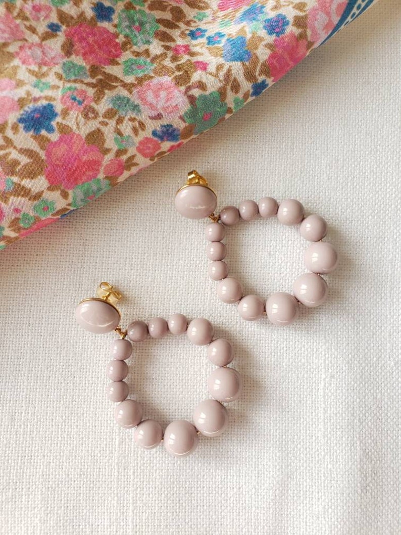 Pendientes de aro talla 1 con cuentas de resina Los clásicos 5,5 cm 5 g Beige