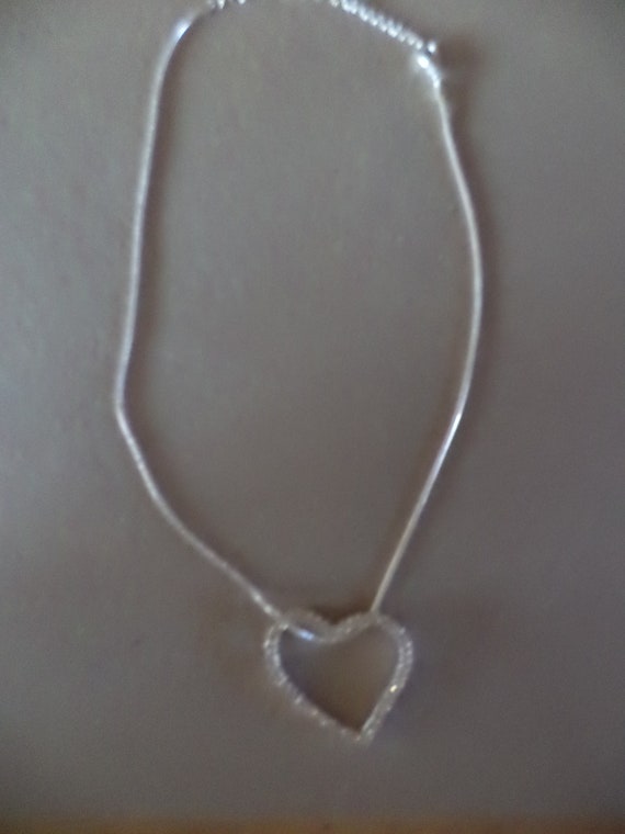 Silver tone necklace with heart shape pendent