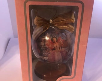 Ozdoba świąteczna Barbie z decoupage'u z 1997 r. na drewnianym stojaku