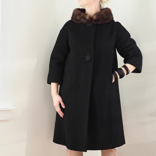 DE PINNA Impeccable 1950s Black Wool Coat with Fur Collar, Union-made