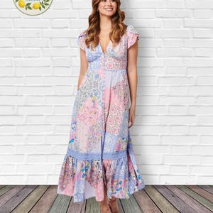 Può includere: Un abito lungo in stile patchwork dai colori pastello, con scollo a V e maniche corte. L'abito ha un'abbottonatura frontale e un orlo a balze. È realizzato in un tessuto leggero con motivi floreali e geometrici. L'abito è di La Capa Moda Italiana.