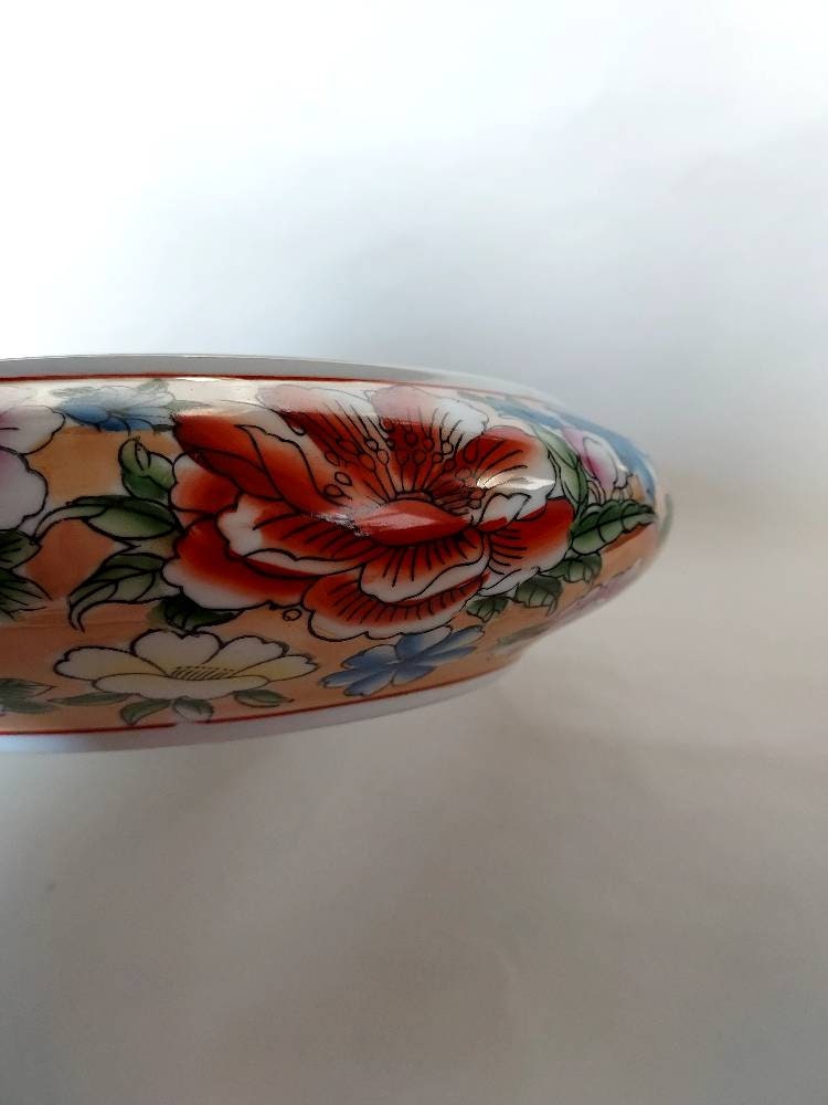 鮮やかな花と動物の模様が描かれた、蓋付きの大きな中国製磁器のボウル