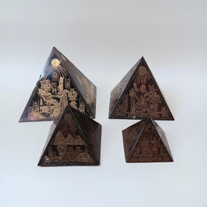 Satz von vier Vintage Messing und Kupfer gravierte ägyptische Pyramiden