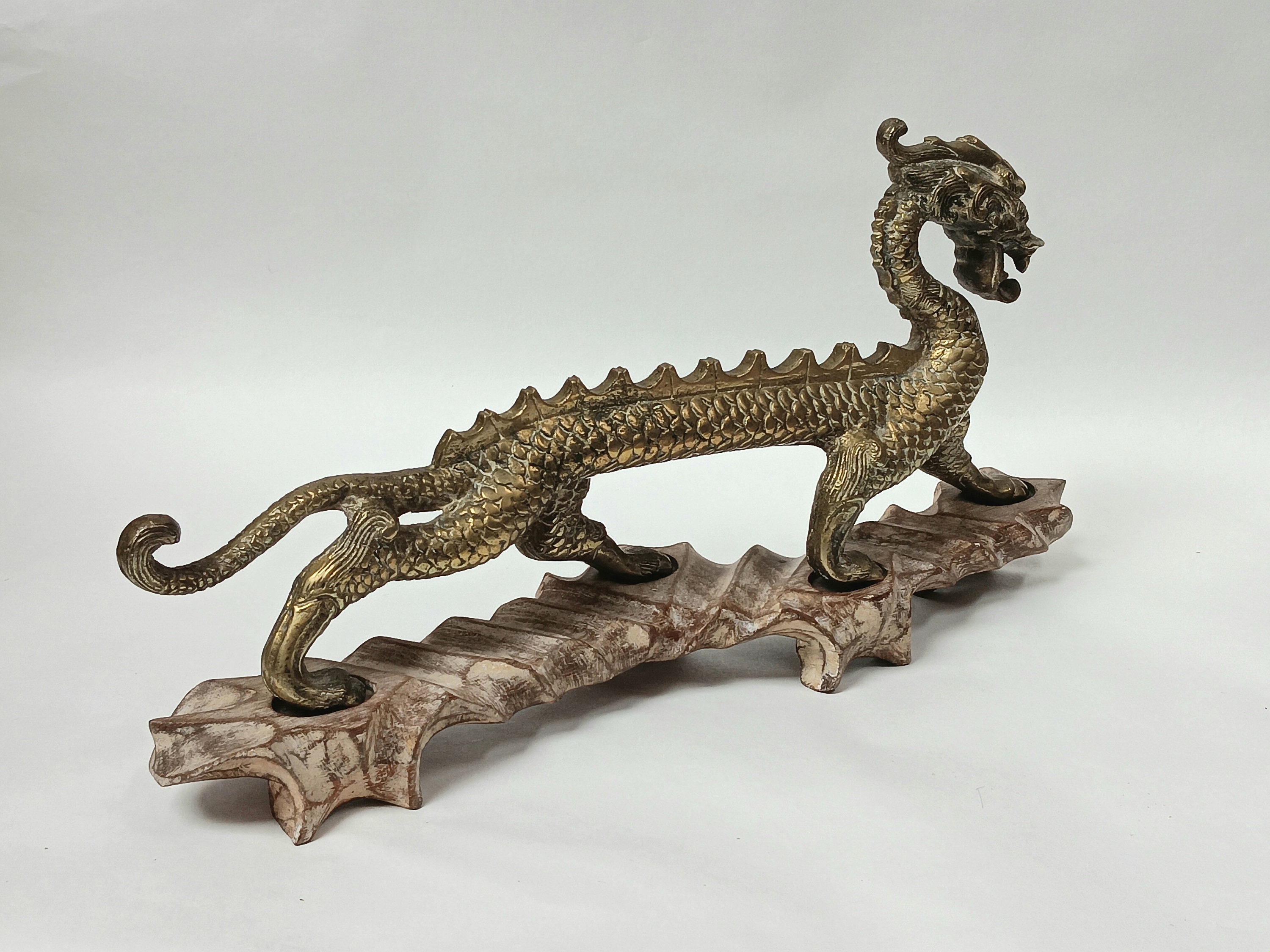 中国漢代の青銅製龍の像（木製台座付き） - Etsy 日本