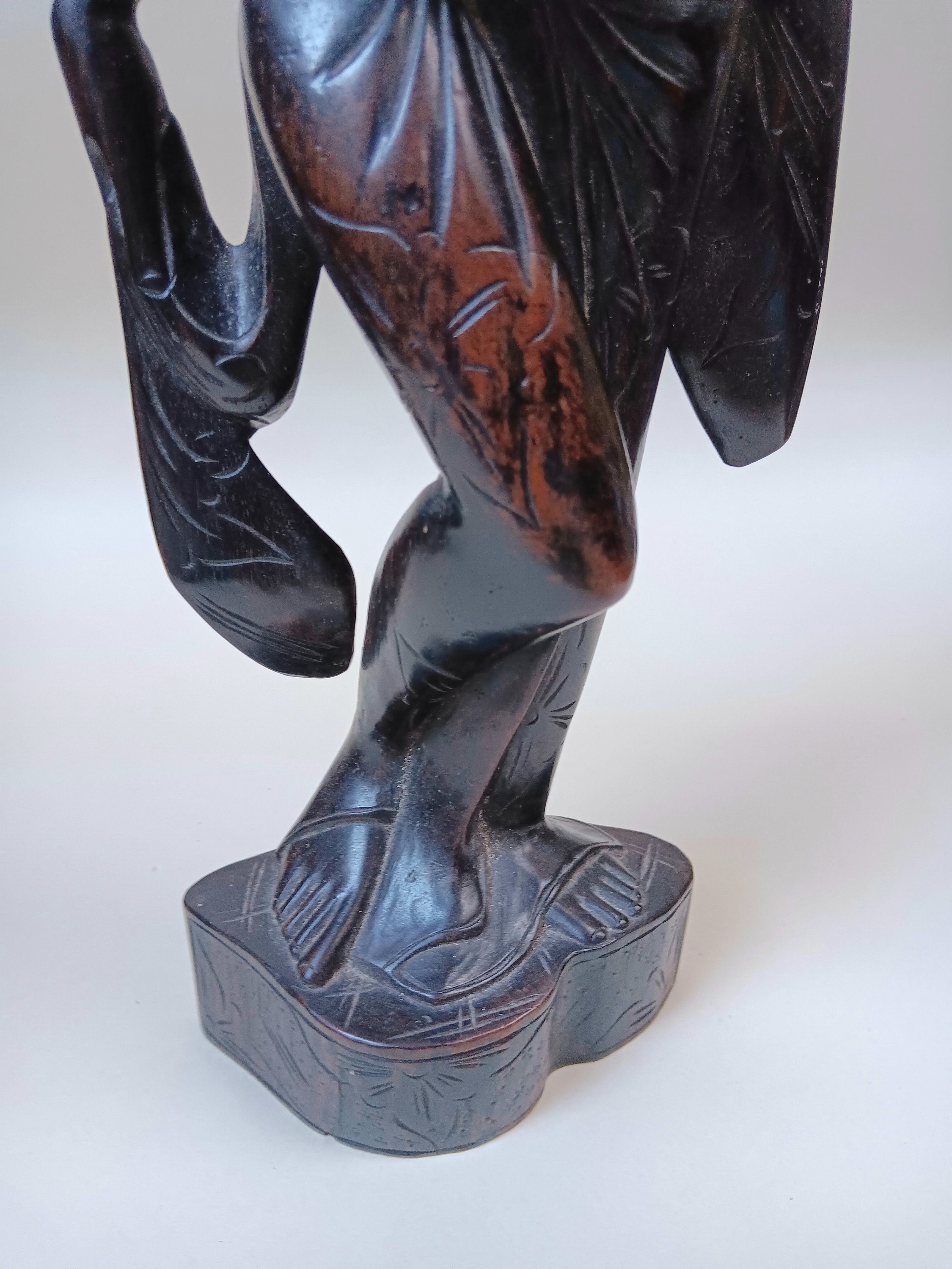 木製女性像彫刻 バリ 手彫り 1m バリ島インドネシアの女性木製手彫り像 - Etsy 日本