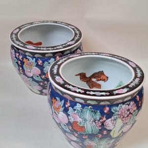 Grand pot de fleurs vintage en porcelaine chinoise en forme de bocal à poissons, décor Famille Rose, pot de fleurs en forme de bocal à poissons Koi peint à la main en bleu cobalt