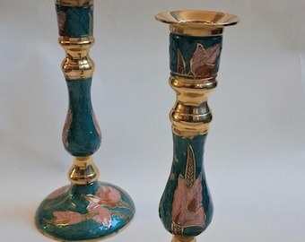 Par de candelabros de latón con esmalte verde opalescente y motivos florales.