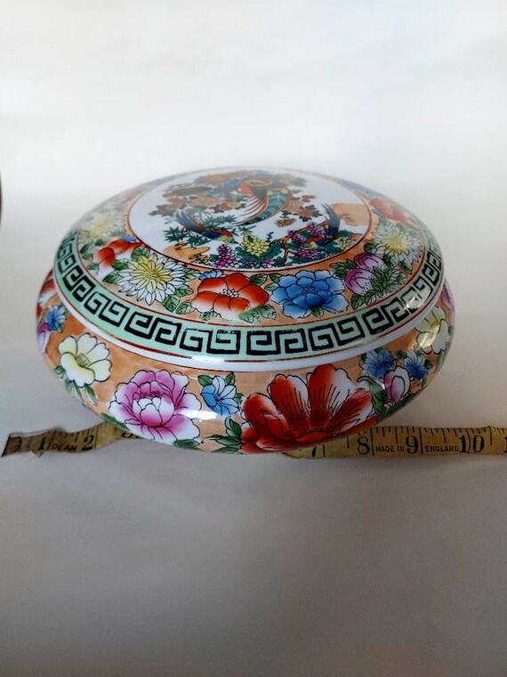 花柄の陶器製蓋付きボウル 鮮やかな花と動物の模様が描かれた、蓋付きの大きな中国製磁器のボウル