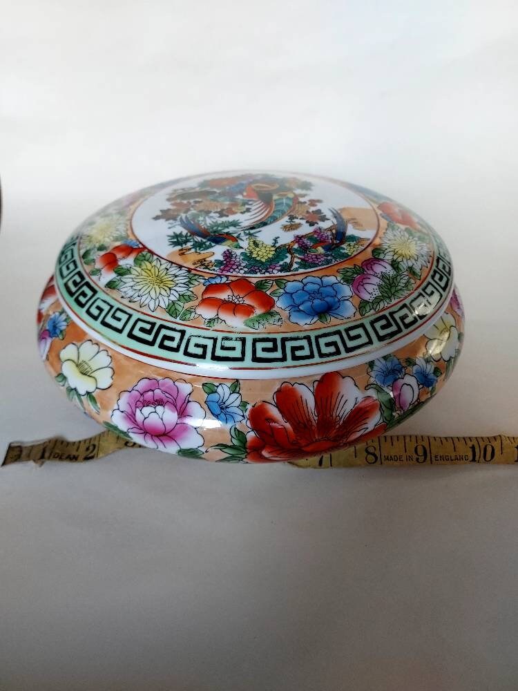 鮮やかな花と動物の模様が描かれた、蓋付きの大きな中国製磁器のボウル