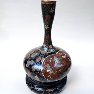 Jarrón chino antiguo de cloisonné con forma de pipa sobre soporte de madera