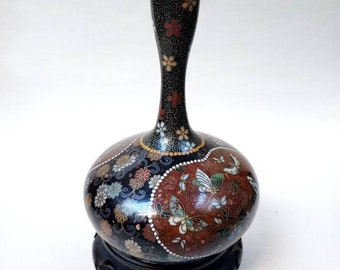Jarrón chino antiguo de cloisonné con forma de pipa sobre soporte de madera