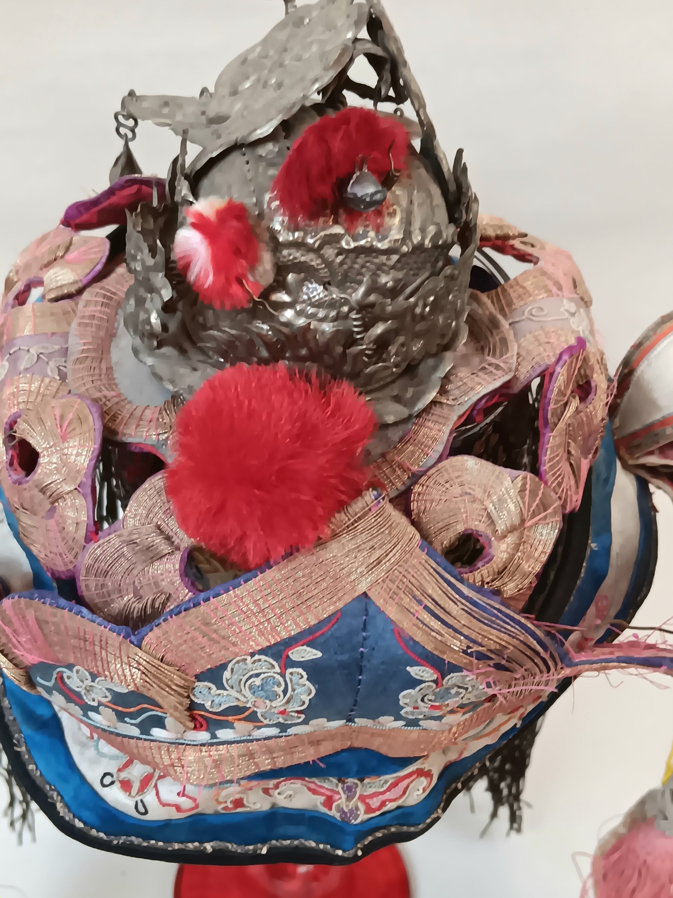 18世紀のアンティーク、シルクの手刺繍が施された中国の子供用オペラ帽 