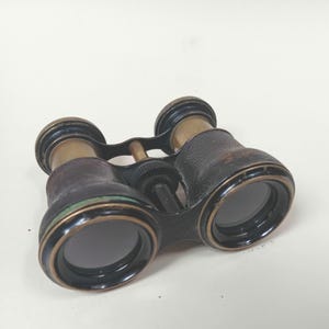 Prismáticos de ópera de cuero antiguo