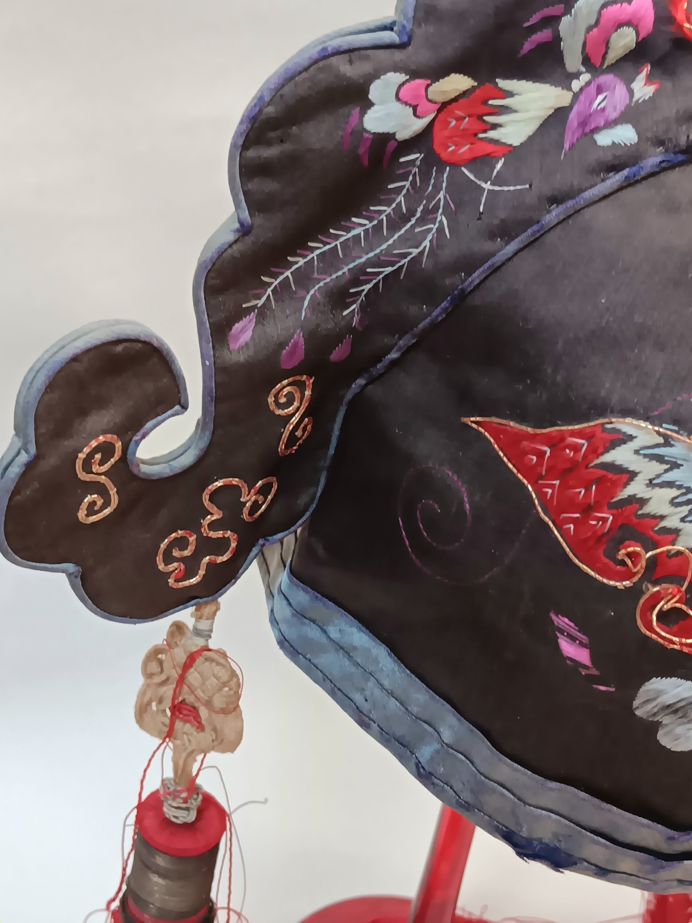 アンティーク 18 世紀 シルク 手刺繍 中国 子供用 オペラ帽子 - Etsy 日本